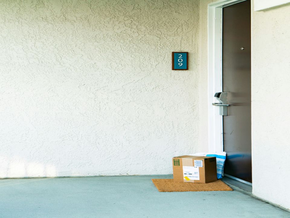 Cajas en frente de una puerta